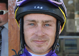 Kelly set for third triumph