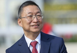 Lui looks to close gap on leaders