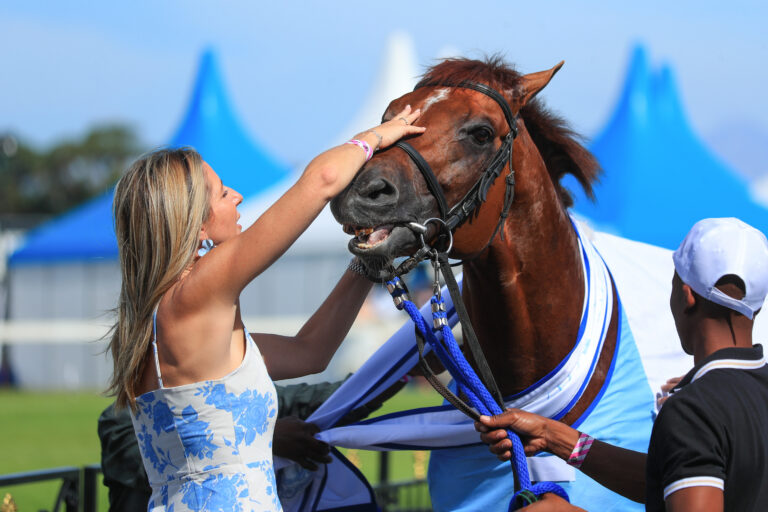 Met poser for Charles Dickens